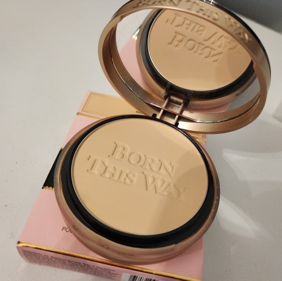 Too Faced Born this way powder - Picture 3 of 5